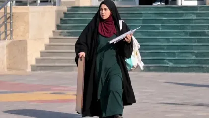 اعتراض تکان‌دهنده همسر شهید قره‌باغ به الهام علی اف / دخترم را بخاطر حجابش به مدرسه راه نمی‌دهید، عکس پدرش را بردارید!