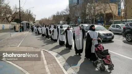 شعار زنان کفن‌پوش علیه پزشکیان و عراقچی