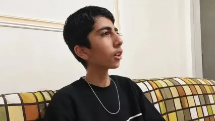 فیلم تمسخر امیرمحمد، نوجوان ۱۲ ساله ایرانی در برنامه زنده تلویزیونی ترکیه / میهمانش کردند تا به صدایش بخندند