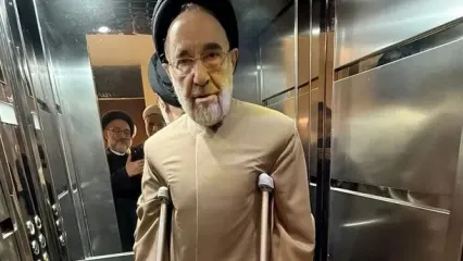 شوخی با شفاگرفتن یهویی سیدمحمد خاتمی در مراسم / بدون عصا تند تند راه رفت