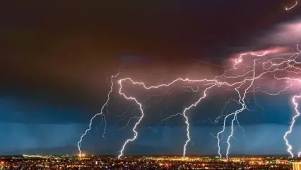 لحظه هولناک برخورد صاعقه به دکل برق فشار قوی در رشت