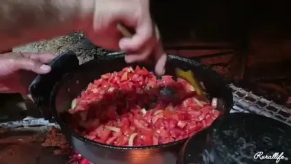 غذای روستایی در ایران؛ پخت یک غذای متفاوت با مرغ و سیب زمینی و روی آتش