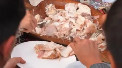 غذای روستایی در آذربایجان؛ کباب کردن یک گربه ماهی غول پیکر در تنور زیرزمینی