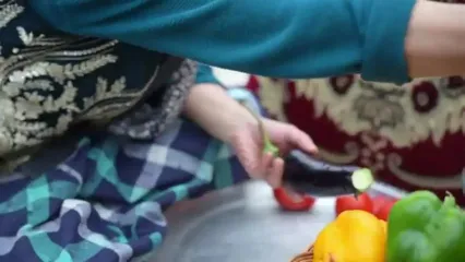 غذای روستایی در ایران؛ پخت دلمه با فلفل دلمه ای های رنگی و تهیه مربای سیب